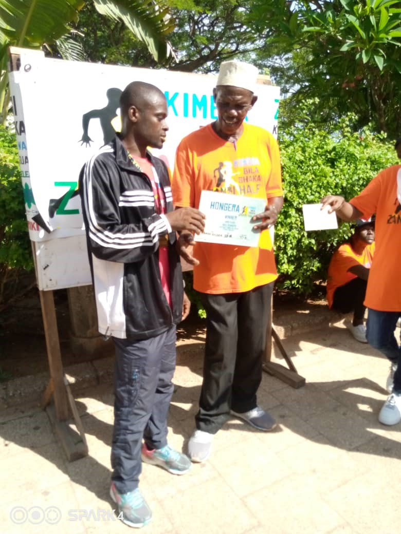 Moja ya washindi akikabidhiwa zawadi