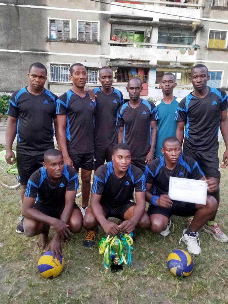 Wanamichezo wa mpira wa wavu wakiwa katika picha ya pamoja