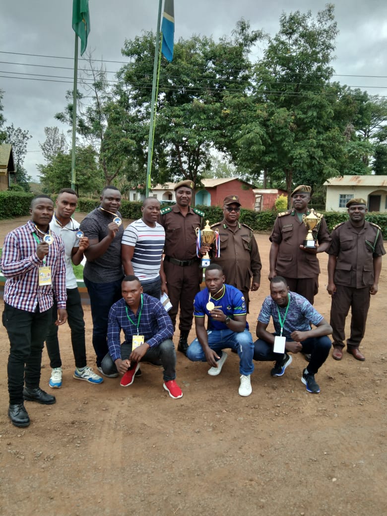 Washindi wakiwa wameshika vikombe