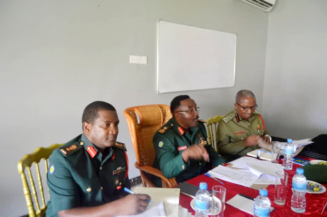 Mwenyekiti wa BAMMATA Brigedia Jenerali Suleiman B. Gwaya (katikati), Katibu Mkuu Kanali Martin S. Msumari (kushoto) na Makamu mwenyekiti DCF Kennedy C. Komba kulia wakiongoza kikao cha kamati tendaji