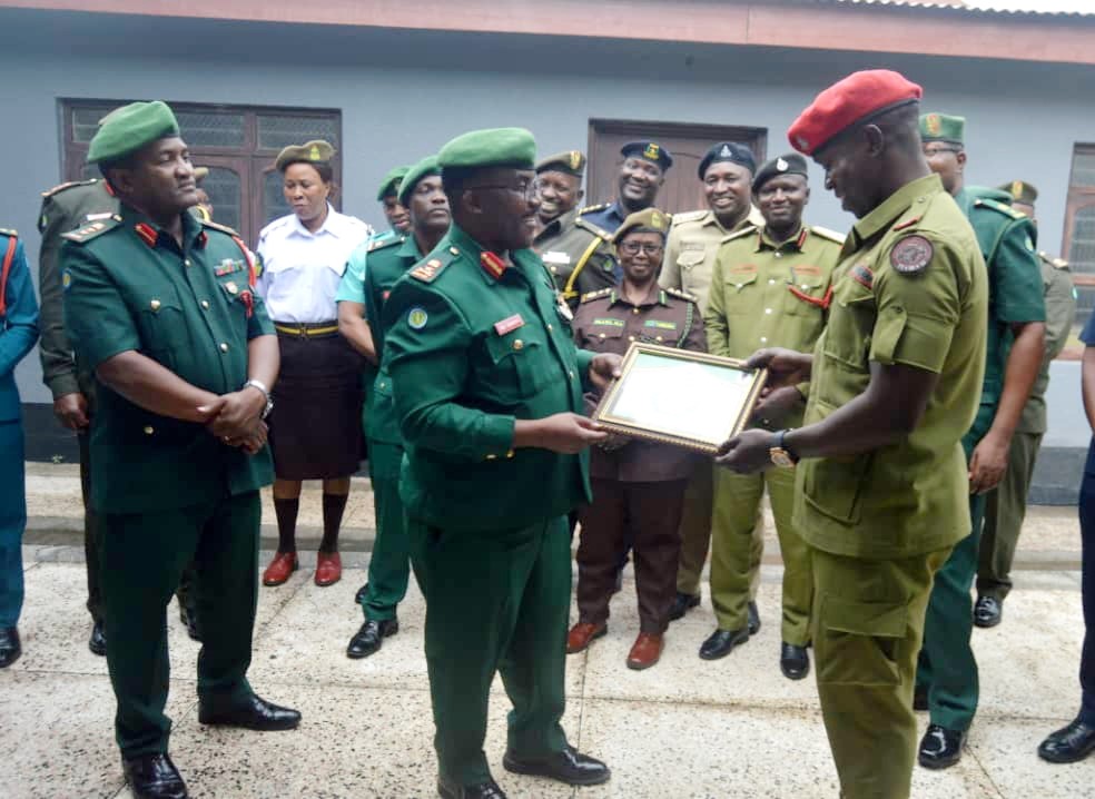 Koplo Hamis Maliki Mpili wa Kanda ya POLISI akabidhiwa cheti kwa kujitoa kwake kwa kuanzisha Kituo cha Michezo Mkoani Rukwa