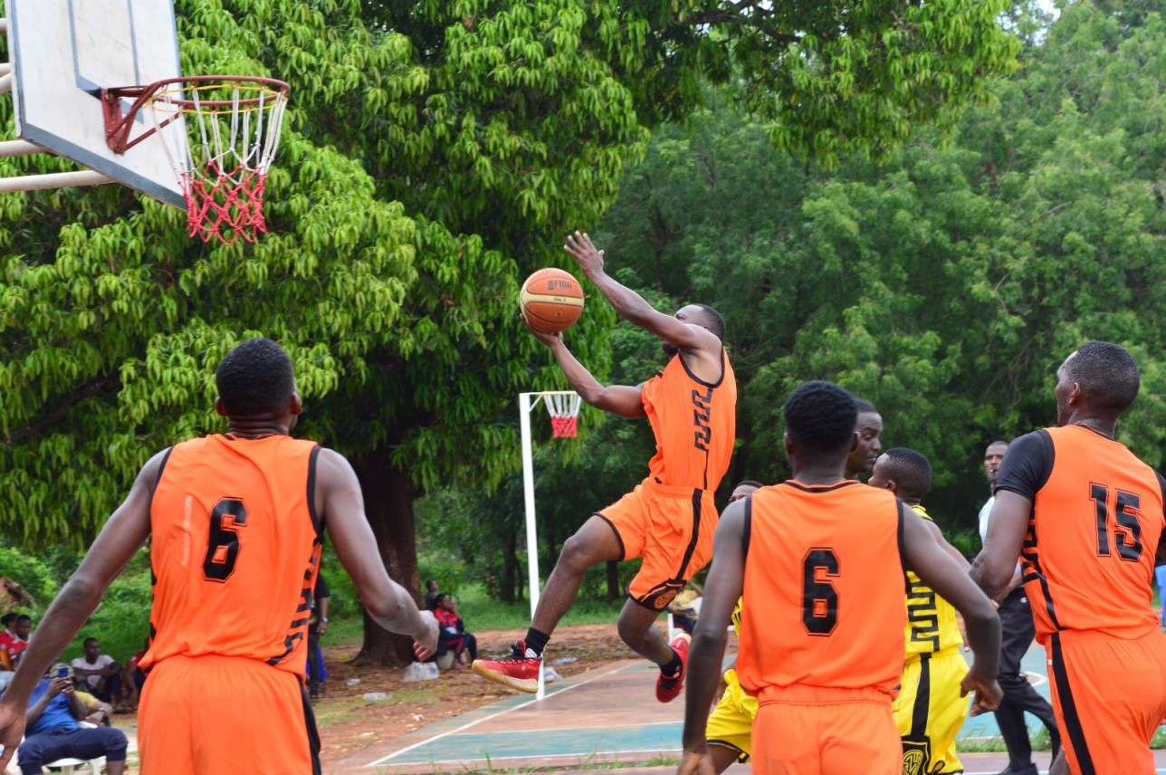 Timu ya kanda ya JKT na SMZ zikipambana katika moja ya michezo ya majeshi inayoendelea Mkoani Mtwara February 2023