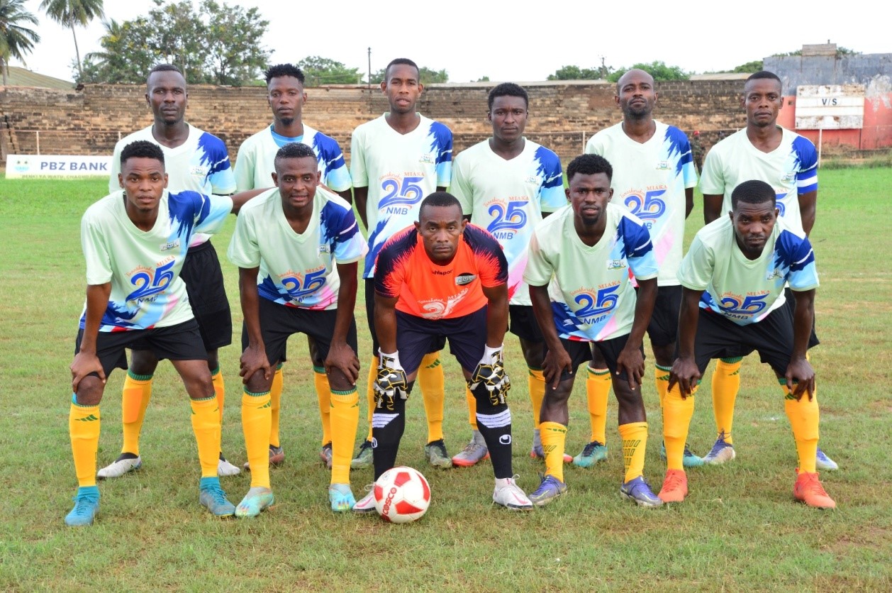 Kikosi cha timu ya Kanda ya SMZ ambao ni mabingwa watetezi kwa upande wa mchezo wa mpila wa Miguu wakijiandaa na mchezo wa Ufunguzi kati yao na Polisi