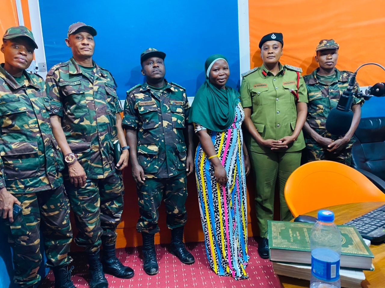 Kamati ya Habari na Matukio, mwalimu wa Riadha Mteule Daraja la pili Mungereza pamoja na wanariadha wa kimataifa walipo tembelea Studio za AHMADIYYA RADIO Mkoani Mtwara