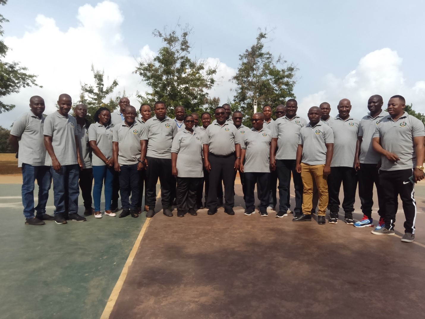 Mwenyekiti wa BAMMATA Brigedia Jenerali Suleiman Bakari Gwaya(katikati) akiwa katika picha ya pamoja na Wajumbe wa Kamati Tendaji ya maandalizi ya michezo ya majeshi Mkoani Mtwara