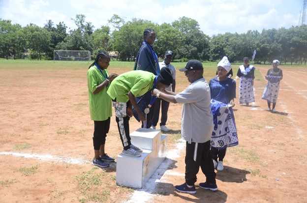 Makamu Mwenyekiti wa BAMMATA  DCF Kennedy Komba akimvisha  medali  ya Bronze mshindi wa tatu wa ujumla kwa wanawake