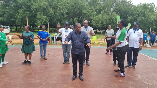 Mkuu wa Mkoa wa Mtwara Kanali Abbas akifungua mchezo wa mpira wa Pete Kati ya Timu toka kanda ya ZIMAMOTO na Timu  toka Kanda ya MAGEREZA