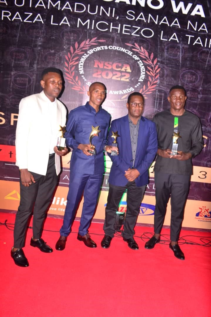 Katibu Mkuu  wa Baraza la Michezo ya Majeshi Tanzania(BAMMATA) Kanali Martini Msumari(wa pili toka kulia) akiwa na Washindi wa Tuzo za BMT