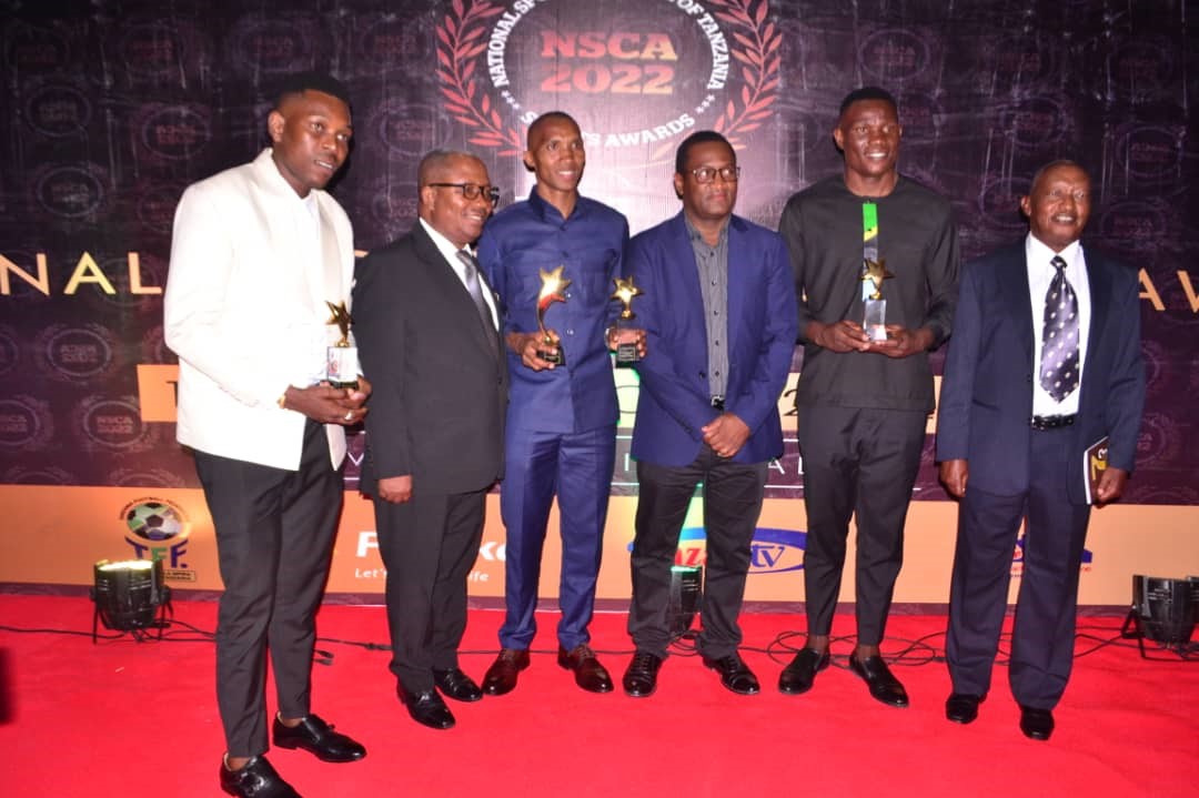 Mwanariadha wa zamani toka  Kanali Mstaafu Juma Ikangaa (wa kwanza kulia) akiwa na Makamu mwenyekiti wa BAMMATA, DCF Kennedy Komba