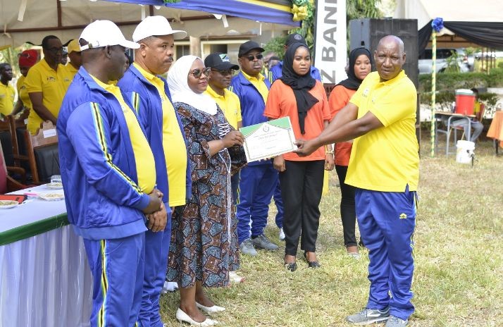 Waziri wa Vijana,Utamaduni na Michezo Zanzibar Mh Tabia Maulid Mwita akimkabidhi Cheti cha Kumtambua Lt Commd Ally Sheha kama Mshiriki wa muda mrefu wa BAMMATA