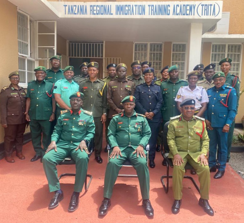 Mwenye kiti wa Baraza la Michezo ya Majeshi Tanzania (BAMMATA) Brigedia Jenerali Saidi Hamis Saidi  akiwa na wajumbe wa kamati ya utendaji na wajumbe wa mkutano mkuu wa BAMMATA