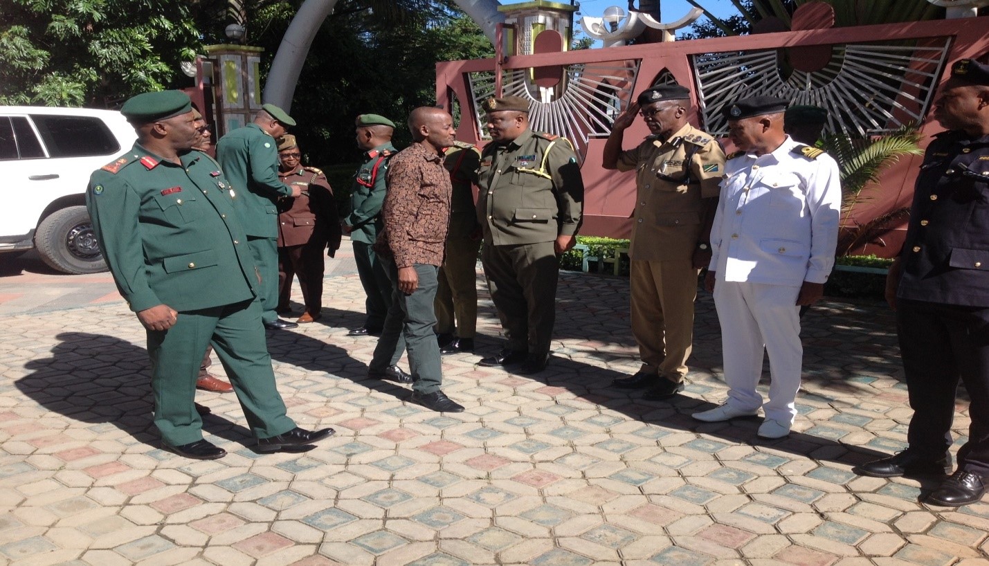 Mheshimiwa Mkuu wa Wilaya akisalimina na wajumbe