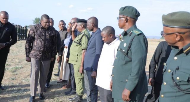 Wakimpokea  Makamu wa Pili wa Rais Zanzibar Mh.Hemed Suleiman Abdulla akiwasili