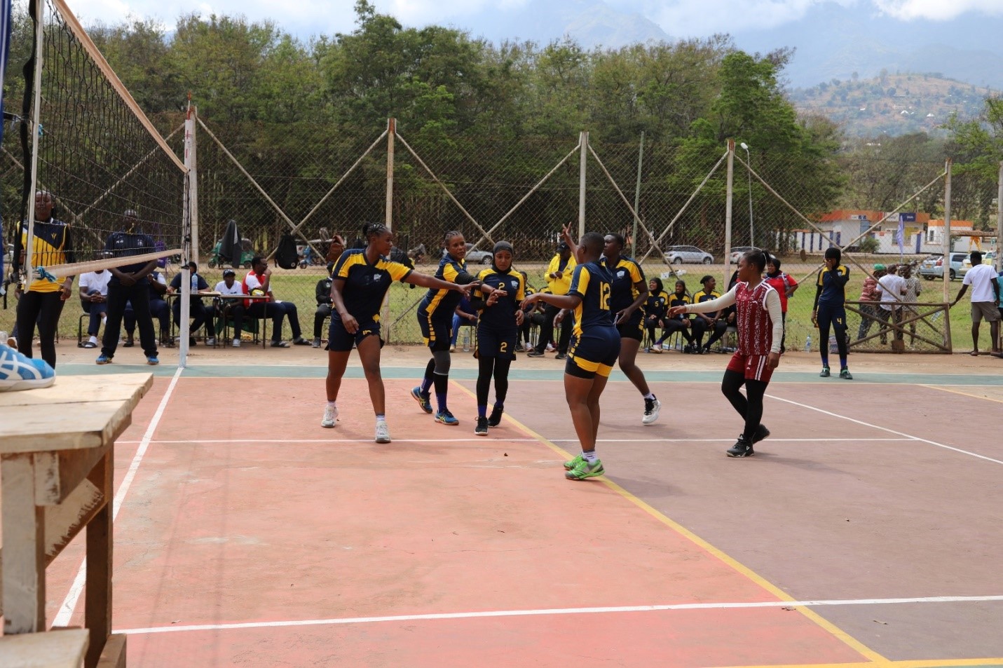 Mchezo wa Volleyball Wanawake na Basketball Wanaume ukiendelea katika Viwanja toafauti