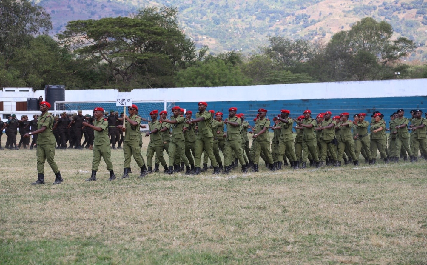 Gwaride Maalum la Wanamichezo toka kanda y POLISI likipita mbele ya Mgeni Rasmi