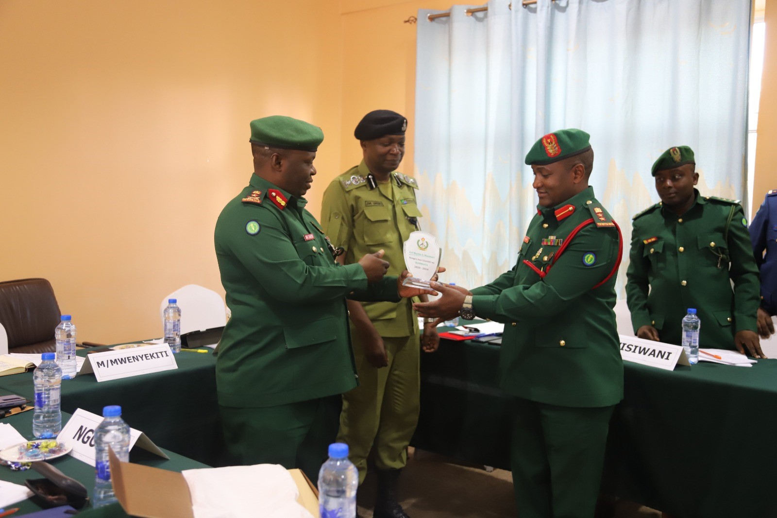 Katibu Mkuu Mstaafu wa BAMMATA Kanali Martin Msumari na Mwenyekiti Mstaafu Kanda ya Magereza ACP Maltilda Mlawaa wapokea Zawadi ya Tuzo