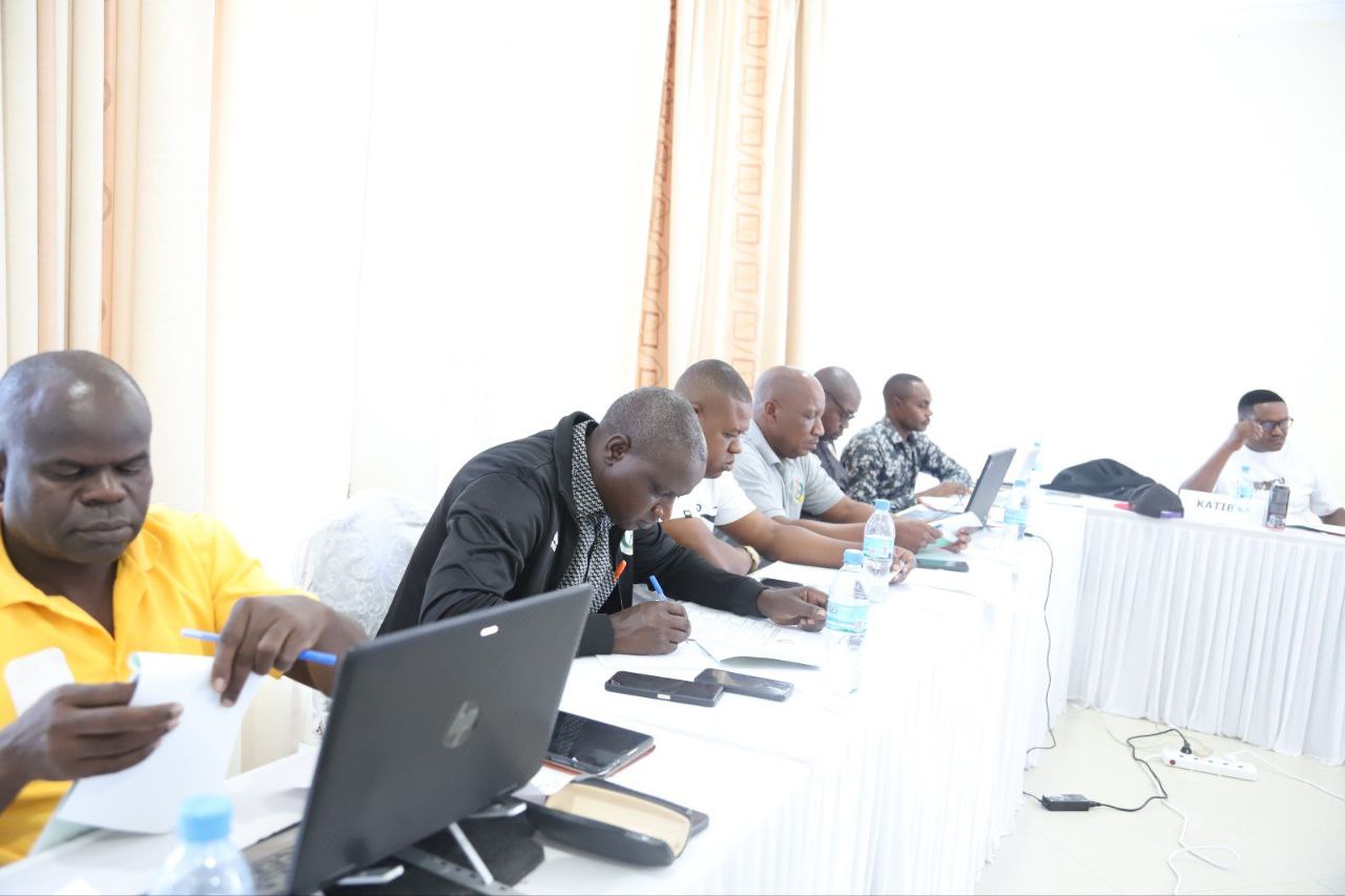 Wajumbe wa kamati ndogo ya uchumi mipango na fedha wakiendelea na kikao