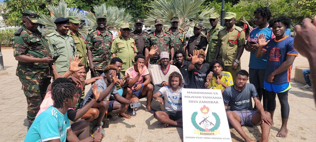 Vijana wapiga makachu wakiwa na viongozi wa BAMMATA