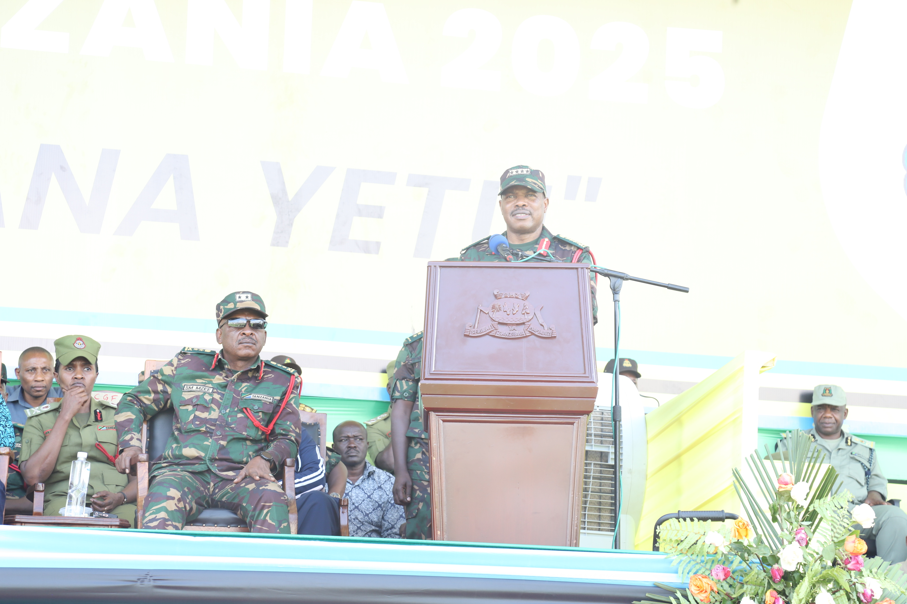 Mkuu wa Majeshi ya Ulinzi wa Wananchi wa Tanzania Generali Jacob John Mkunda akiongea na washiriki pamoja na wananchi waliohudhuria ufunguzi wa michezo ya Majeshi Tanzania kwenye uwanja wa Mao visiwani Zanzibar 