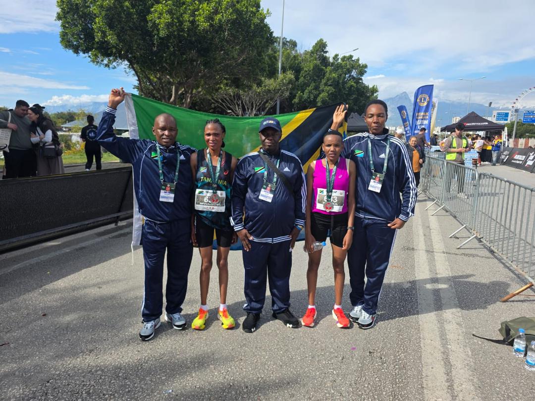 Katika habari picha, Mwenyekiti wa Baraza la Michezo ya Majeshi Tanzania, Brigedia Jenerali Saidi Hamis Saidi (katikati), akiwa pamoja na Luteni Kanali Penina Igwe (wa kwanza Kulia) wakiwa pamoja na wanariadha wa JWTZ Nchini Uturukii