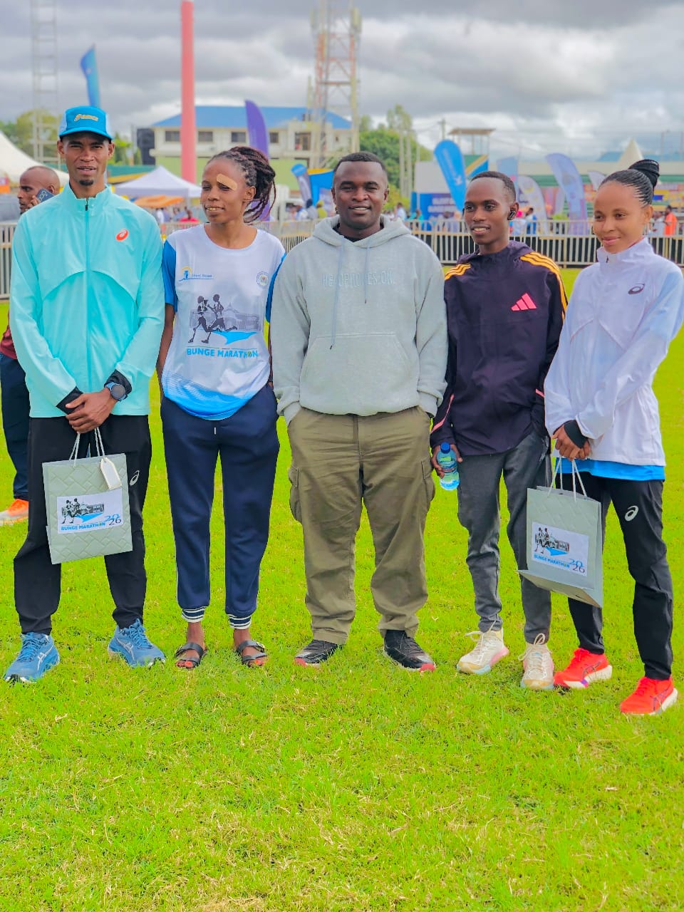 Timu ya wanariadha kutoka Jeshi la Polisi Tanzania (kutoka Kushoto) CPL Josephat Gisemo, WP Grace, PC Kalistus, Pc kassim na WP Hamida