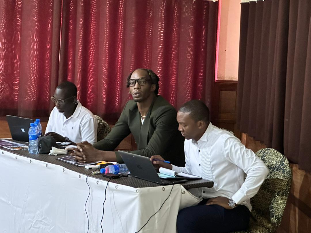 Pichani ni Raisi wa TBF Mh. Hasheem Thabeet Katikati na  Upande wa kushoto ni Makamu wa Raisi wa TBF Major Mohamed Kasui .