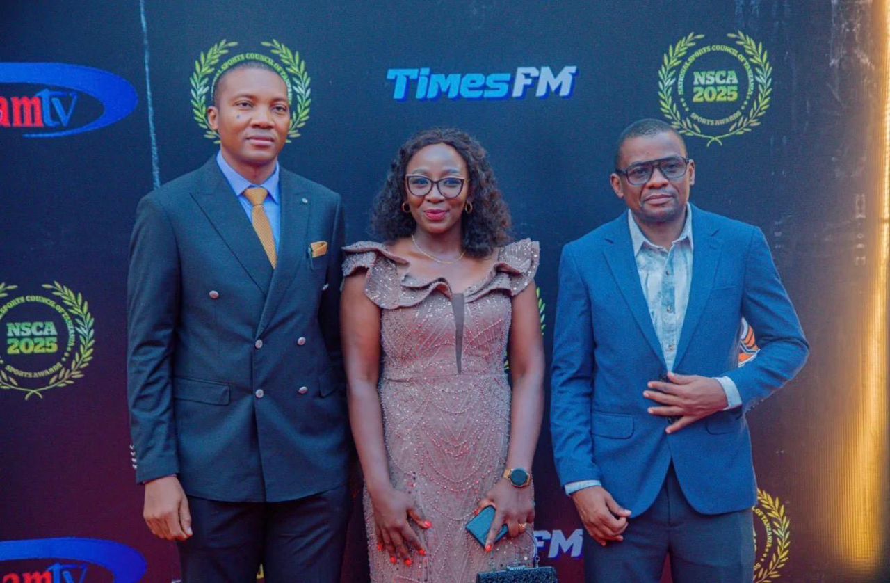 Meneja wa Timu Jeshi stars basketball Na ABC, Meja Yahaya Mgaya, Makamu wa Rais wa Shirikisho la Mpira wa Kikapu Tanzania (TBF), Meja Mohamed Kasui, pamoja na Mwenyekiti wa JKT Queens, Meja Ryoba, wakiwa katika picha ya pamoja wakati wa sherehe Hizo.
