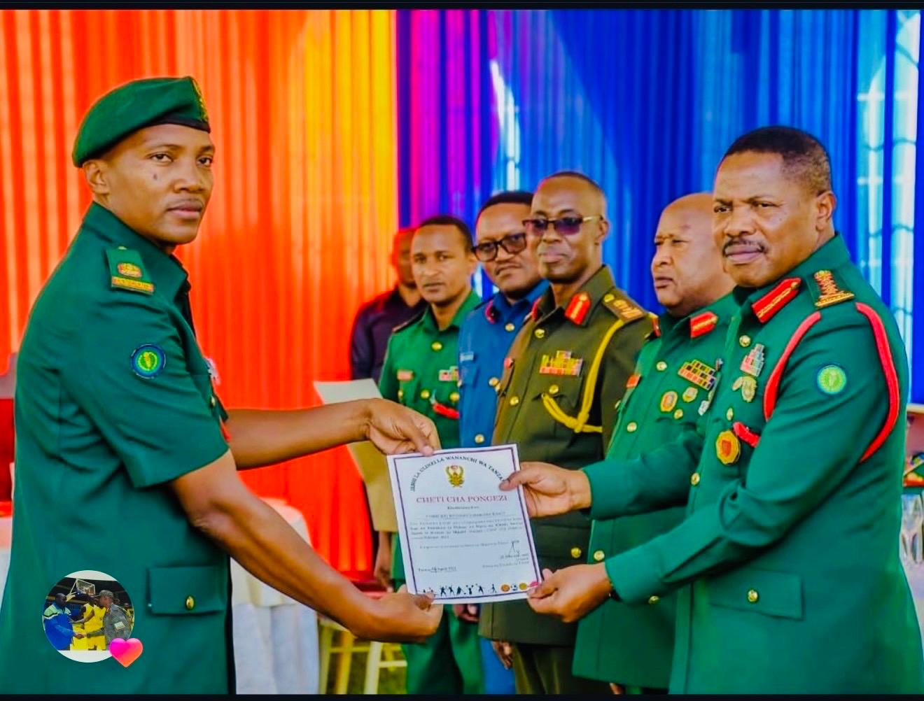 Pichani ni Meja Mohamed Haruna Kasui (JWTZ) akipongezwa na Mkuu wa Majeshi ya Ulinzi Tanzania, Gen. Jacob John Mkunda (CDF), baada ya kutunukiwa hati katika Makao Makuu ya Jeshi.
