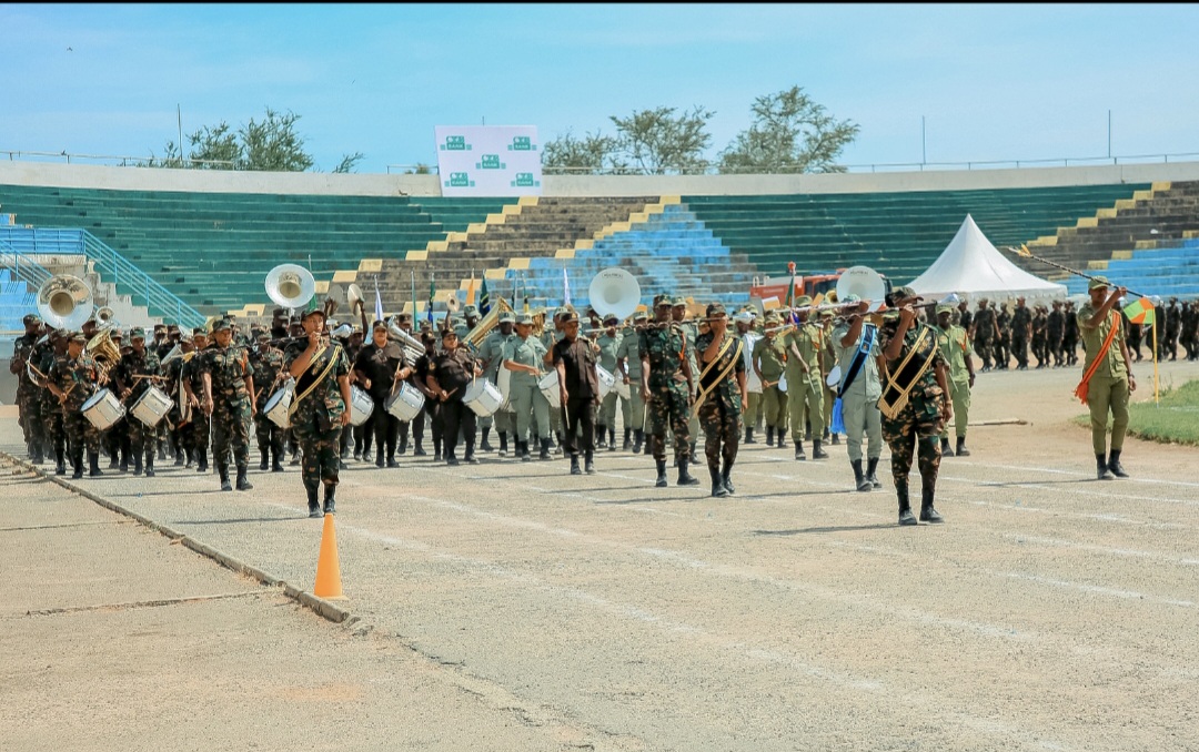 Garide la Heshima la Ufunguzi likipita  Mbele ya Mgeni Rasmi